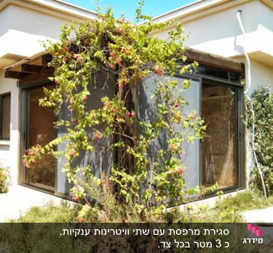 חלונות אלומיניום עם מסגרת כהה בבית